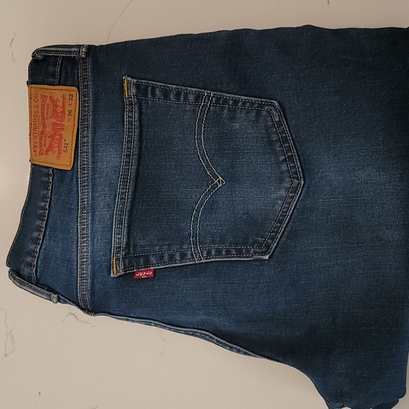 Two Pair of Men's Levi 541 Strauss Jeans - Picture 6 of 6